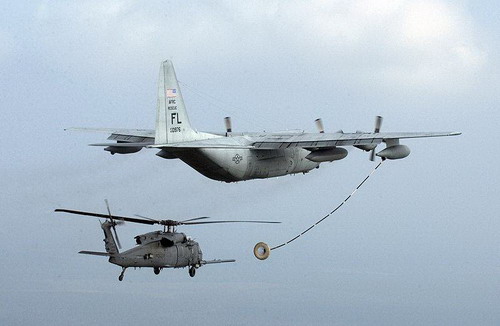 HC-130P заправляет HH-60 Pave Hawk